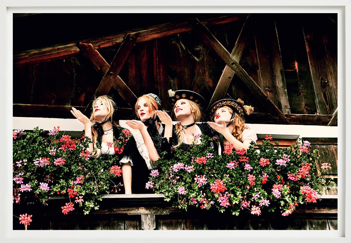 Quattro donne in abiti tradizionali tedeschi che suonano strumenti tradizionali, fotografate da Ellen von Unwerth nel 2015 per la serie 