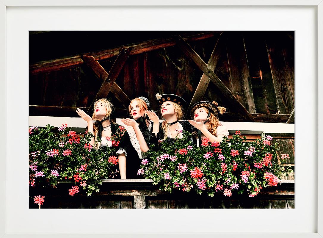 Balkony - Quattro modelle in Dirndl che soffiano baci, Fotografia Fine Art 2015 in vendita 1