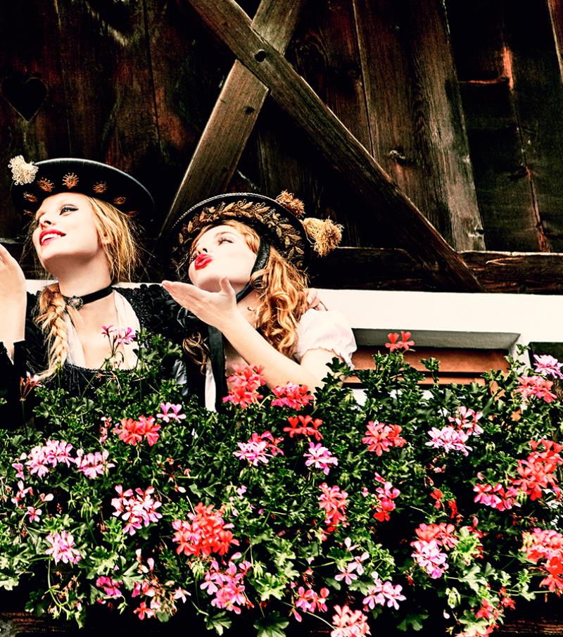 Balkony - Quattro modelle in Dirndl che soffiano baci, Fotografia Fine Art 2015 in vendita 2