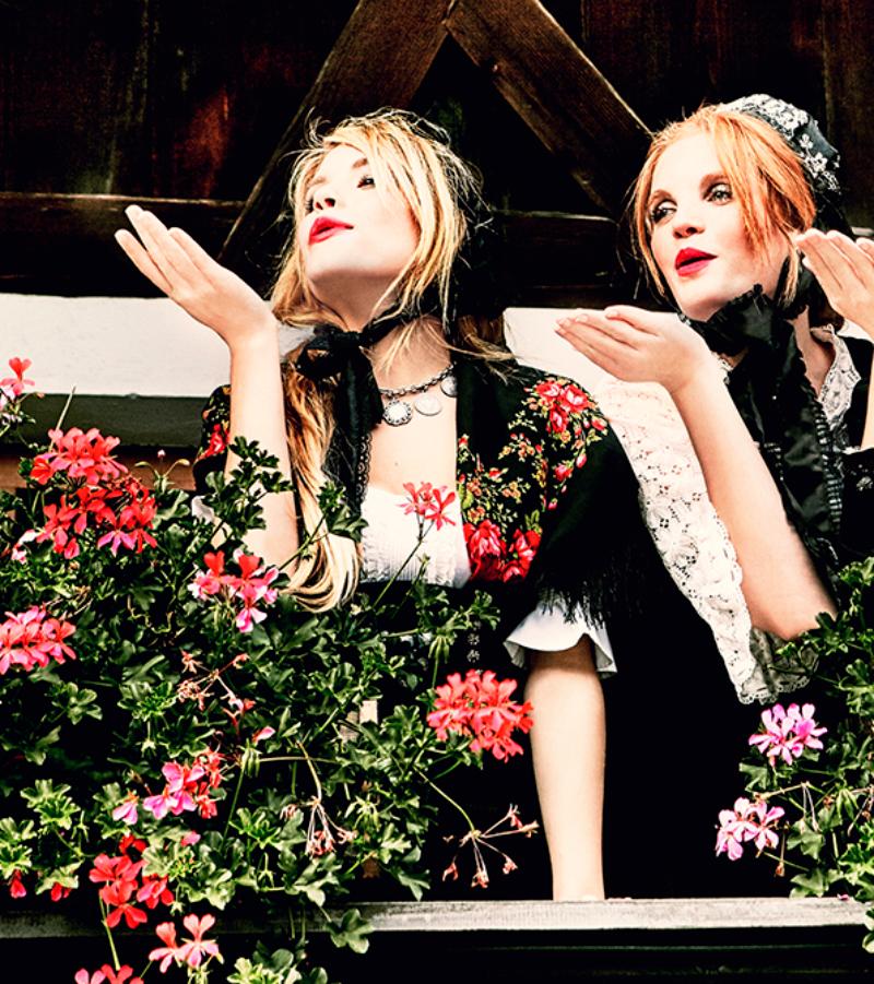 Balkony - Quattro modelle in Dirndl che soffiano baci, Fotografia Fine Art 2015 in vendita 3