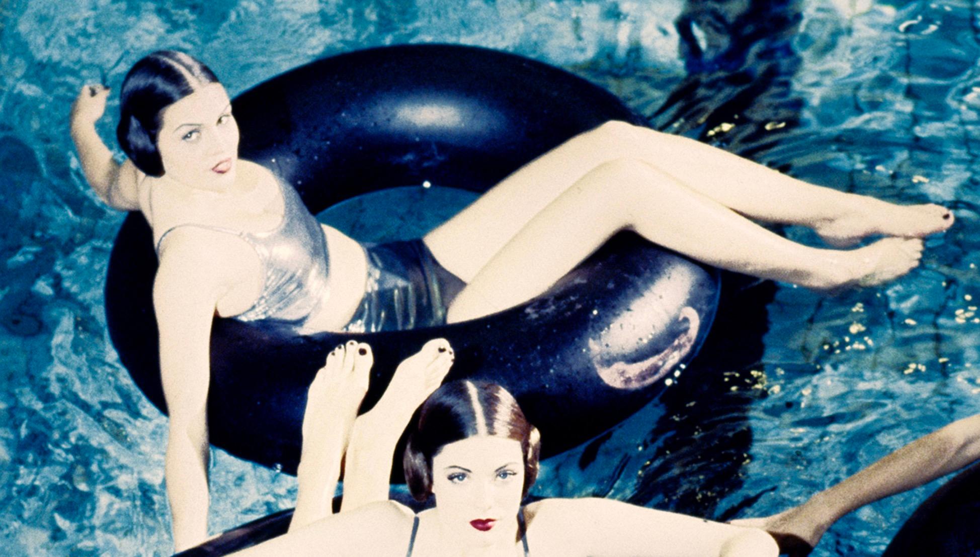 Ellen VON UNWERTH (*1954, Germany)
Bathing Beauties II, 1992
Chromogenic print on Fujiflex paper, later print
50 x 60 cm (19 3/4 x 23 5/8 in.)
Edition of 15

Biography:
Born in Germany in 1954, Ellen von Unwerth is widely regarded as one of the most