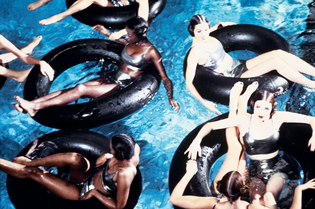 Ellen von Unwerth Color Photograph – Bathing Beauties II, Paris