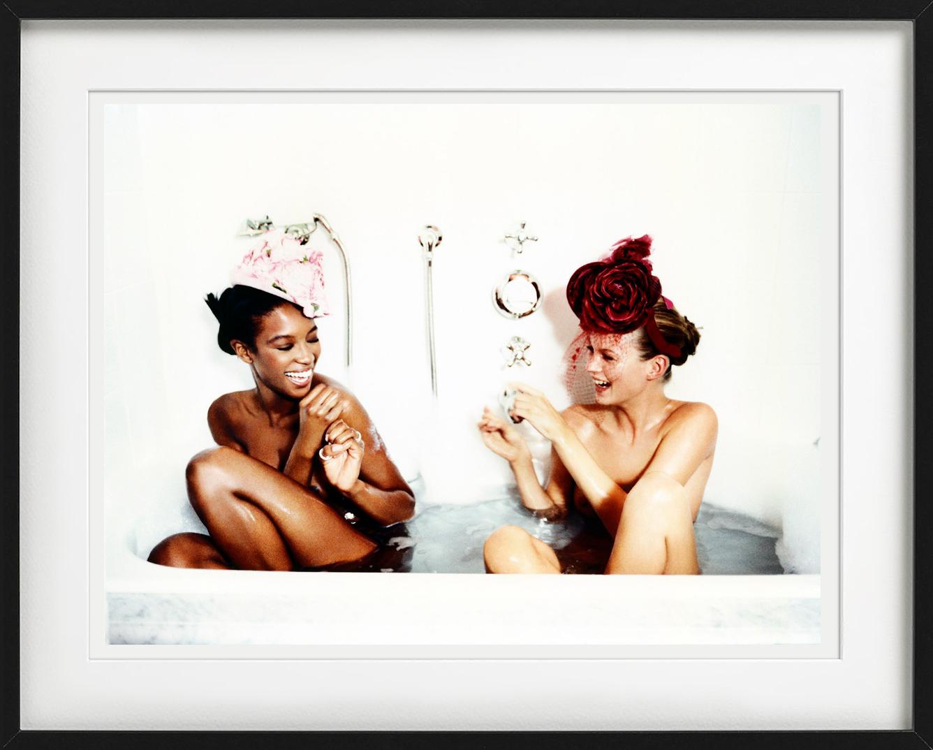 Kate Moss et Naomi Campbell dans une baignoire, photographiées par Ellen von Unwerth en 1992.

Tous les tirages sont en édition limitée. Disponible en plusieurs tailles. Encadrement haut de gamme sur demande.

Toutes les impressions sont réalisées