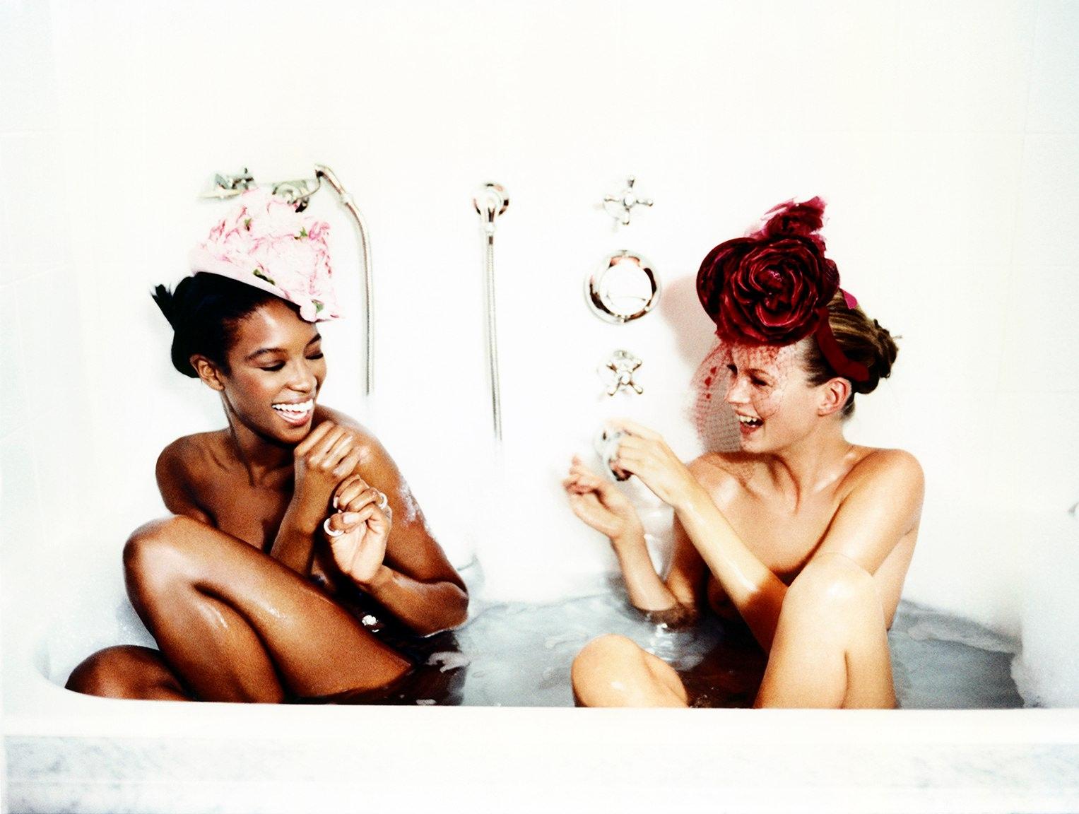 Color Photograph Ellen von Unwerth - Bathtub, Naomi Campbell et Kate Moss, photographie d'art, 1996