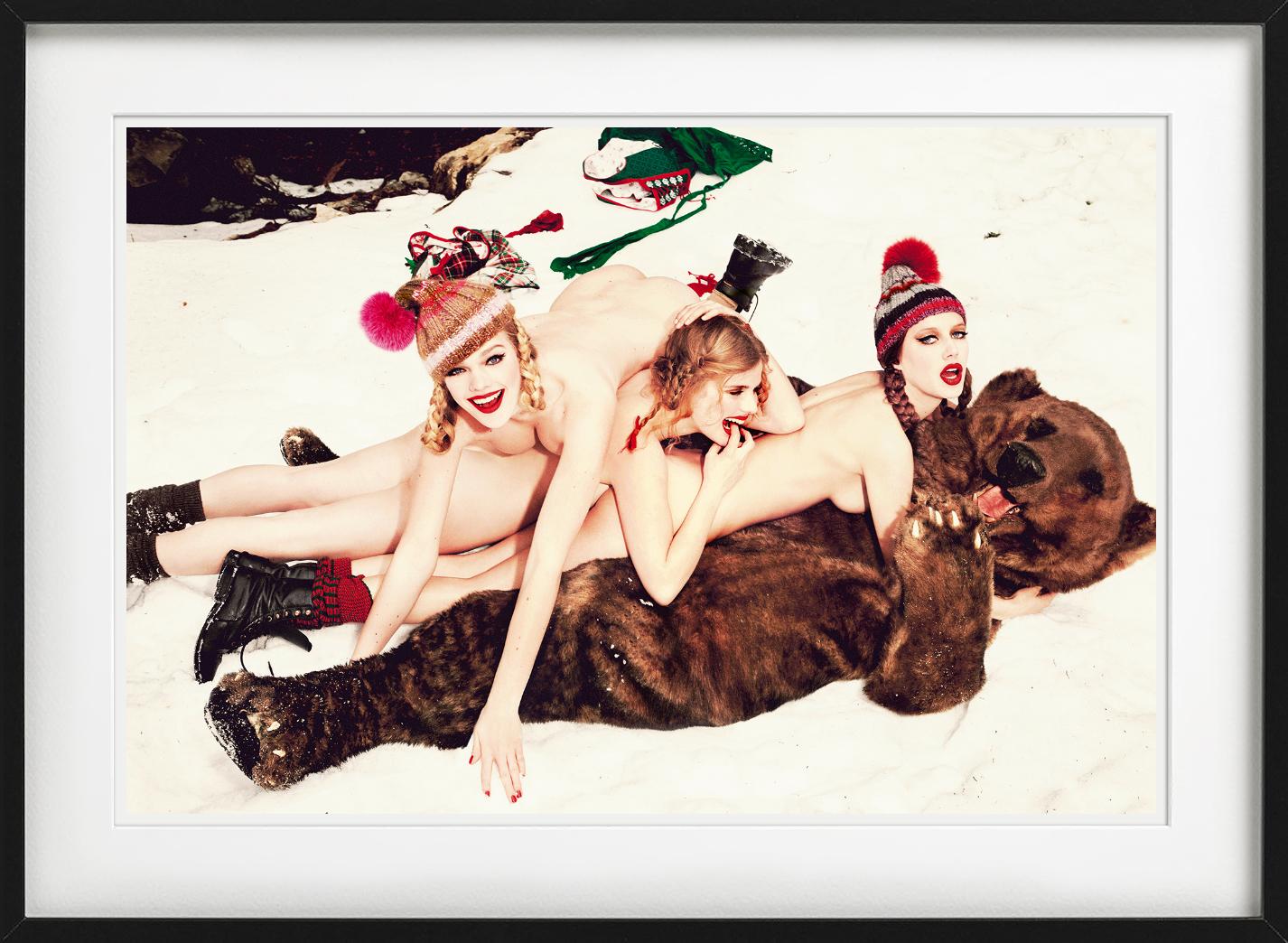 Drei Frauen, die mit einem Bären ringen, fotografiert von Ellen von Unwerth für ihre 