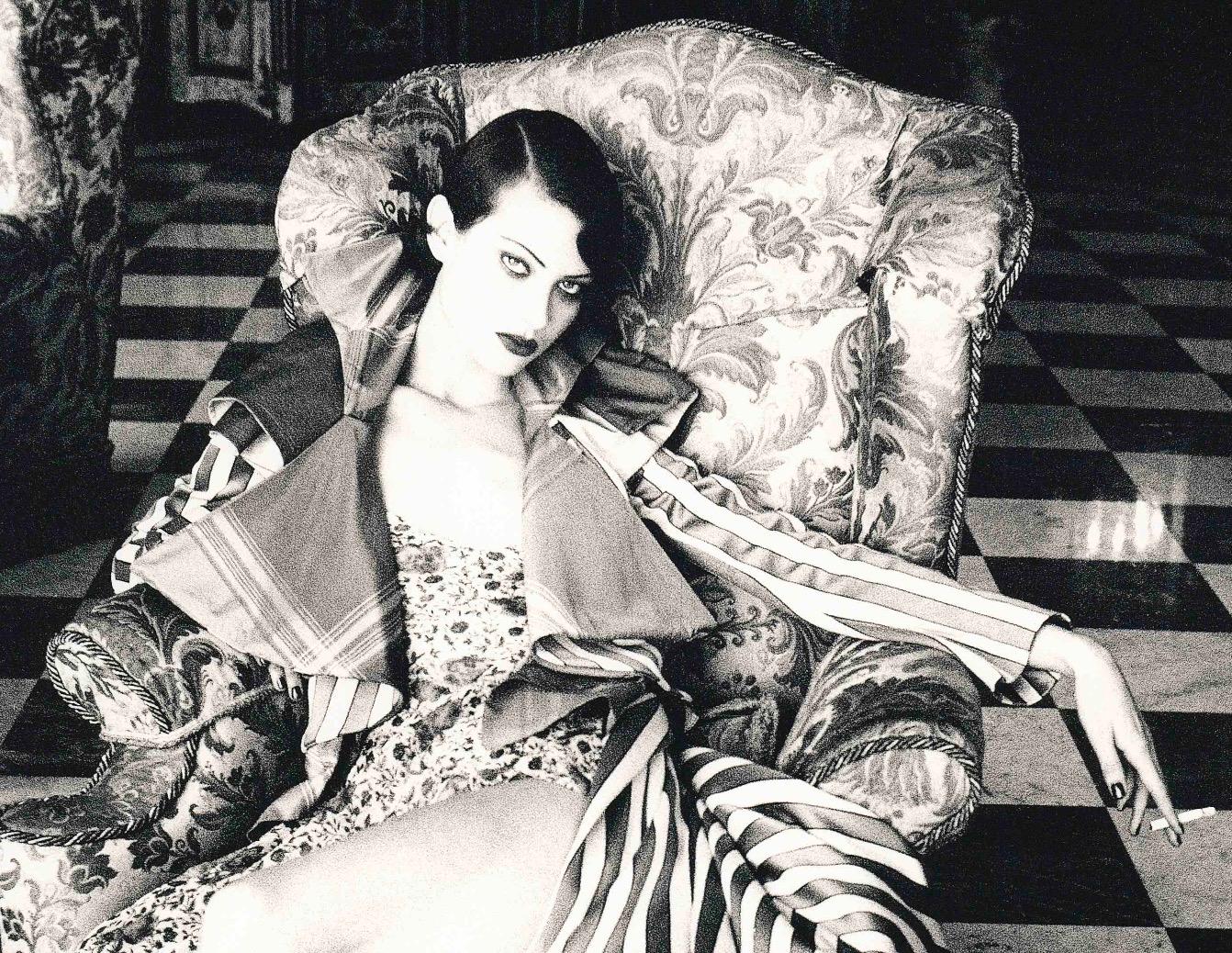 Belle de Nuit, Shalom Harlow para Vogue Francia - Photograph Contemporáneo de Ellen von Unwerth