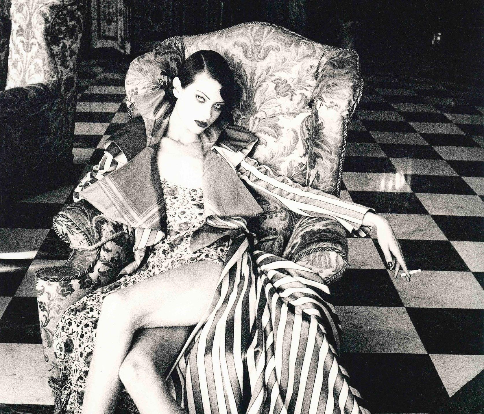 Belle de Nuit, Shalom Harlow para Vogue Francia - Portrait Photograph Negro de Ellen von Unwerth