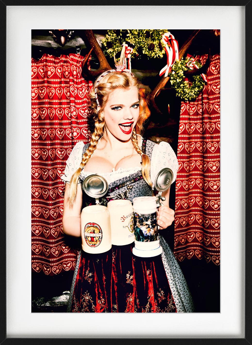 Bierkrüge - Model im Drindl mit drei Bierkrügen in der Hand, Fine Art Photography 2015 (Rot), Color Photograph, von Ellen von Unwerth