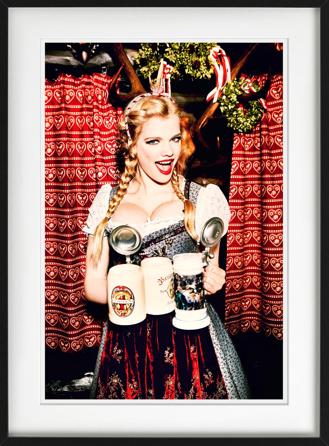 Frauen in deutscher Tracht halten drei Bierkrüge, fotografiert von Ellen von Unwerth 2015 für ihre Serie 