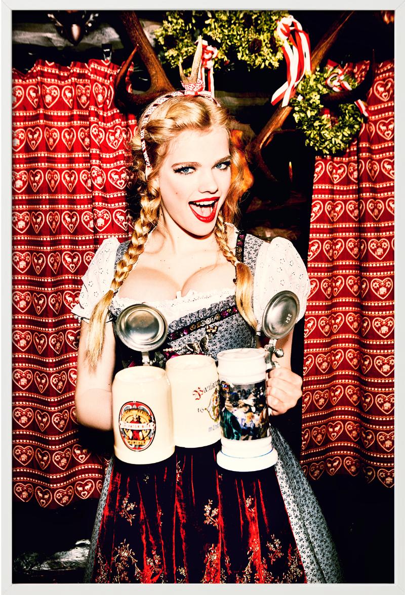 Bierkrüge - Model im Drindl mit drei Bierkrügen in der Hand, Fine Art Photography 2015 im Angebot 2
