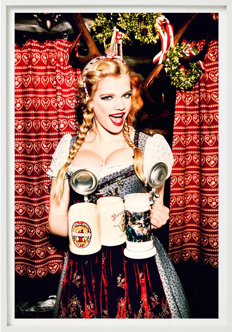 Bierkrüge - Model im Drindl mit drei Bierkrügen in der Hand, Fine Art Photography 2015 im Angebot 3