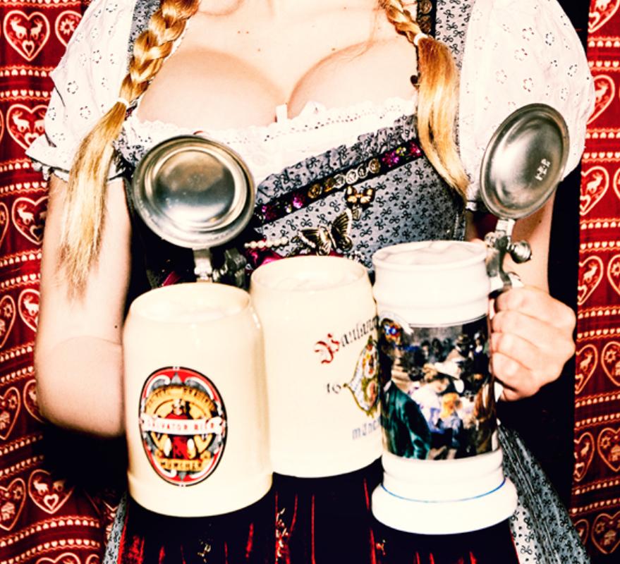 Bierkrüge - Model im Drindl mit drei Bierkrügen in der Hand, Fine Art Photography 2015 im Angebot 4