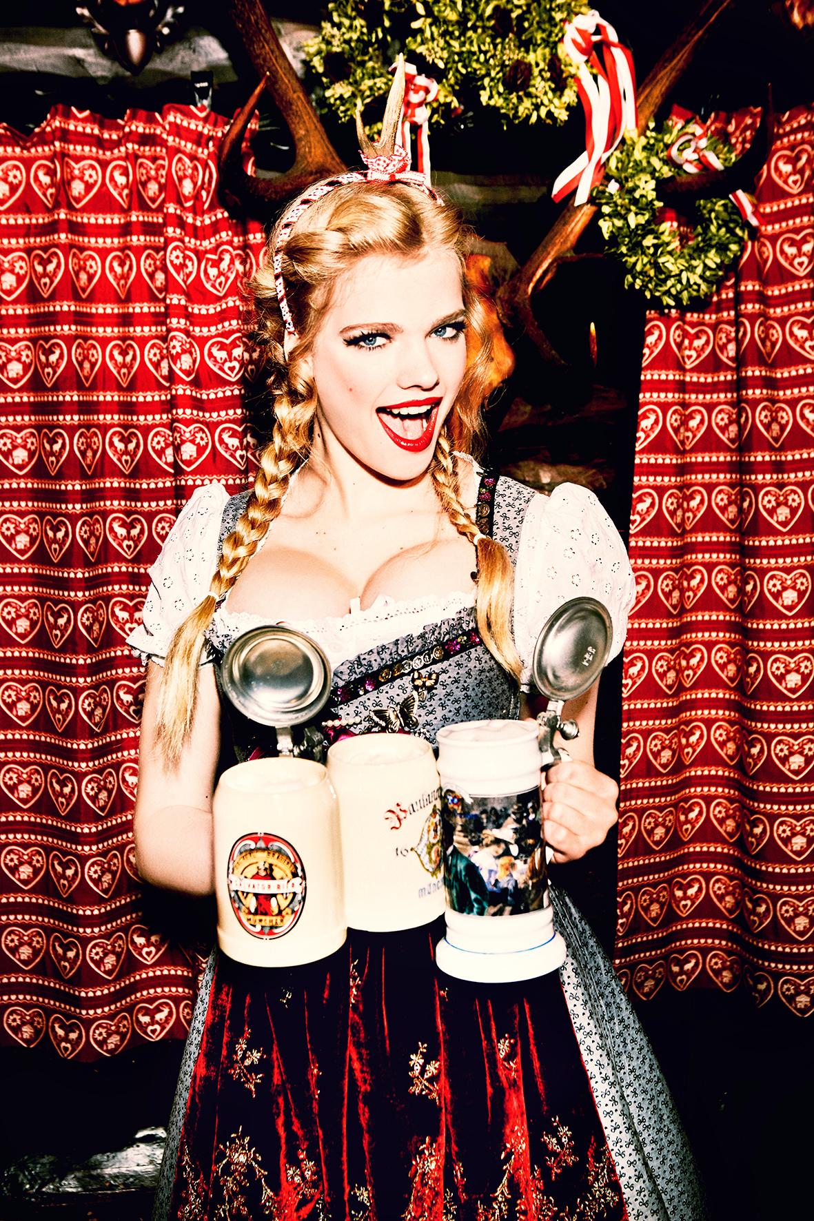 Ellen von Unwerth Color Photograph – Bierkrüge - Model im Drindl mit drei Bierkrügen in der Hand, Fine Art Photography 2015