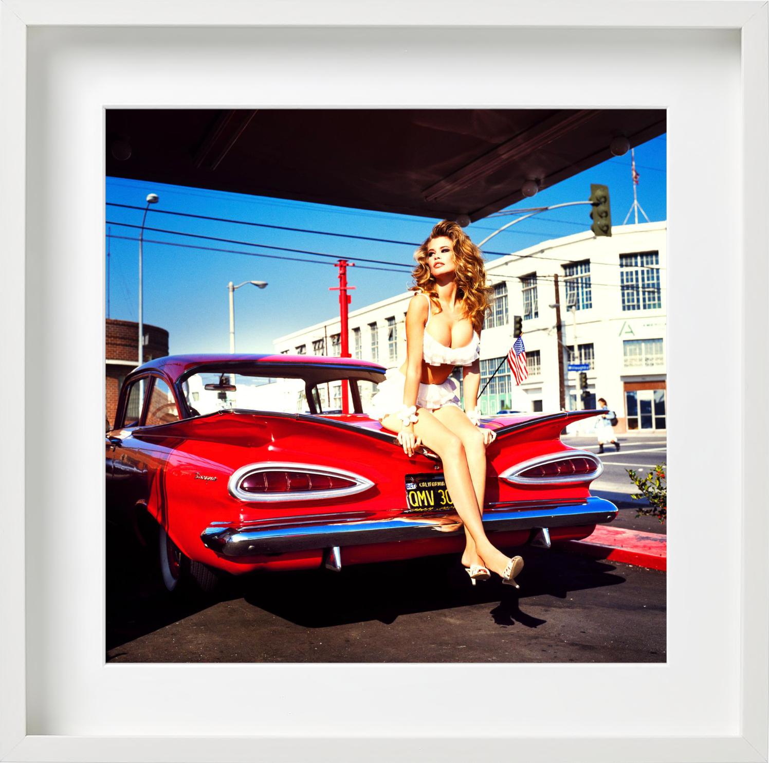 Big in America - Halbakt mit Vintage Chevrolet, Kunstfotografie, 1989 im Angebot 5