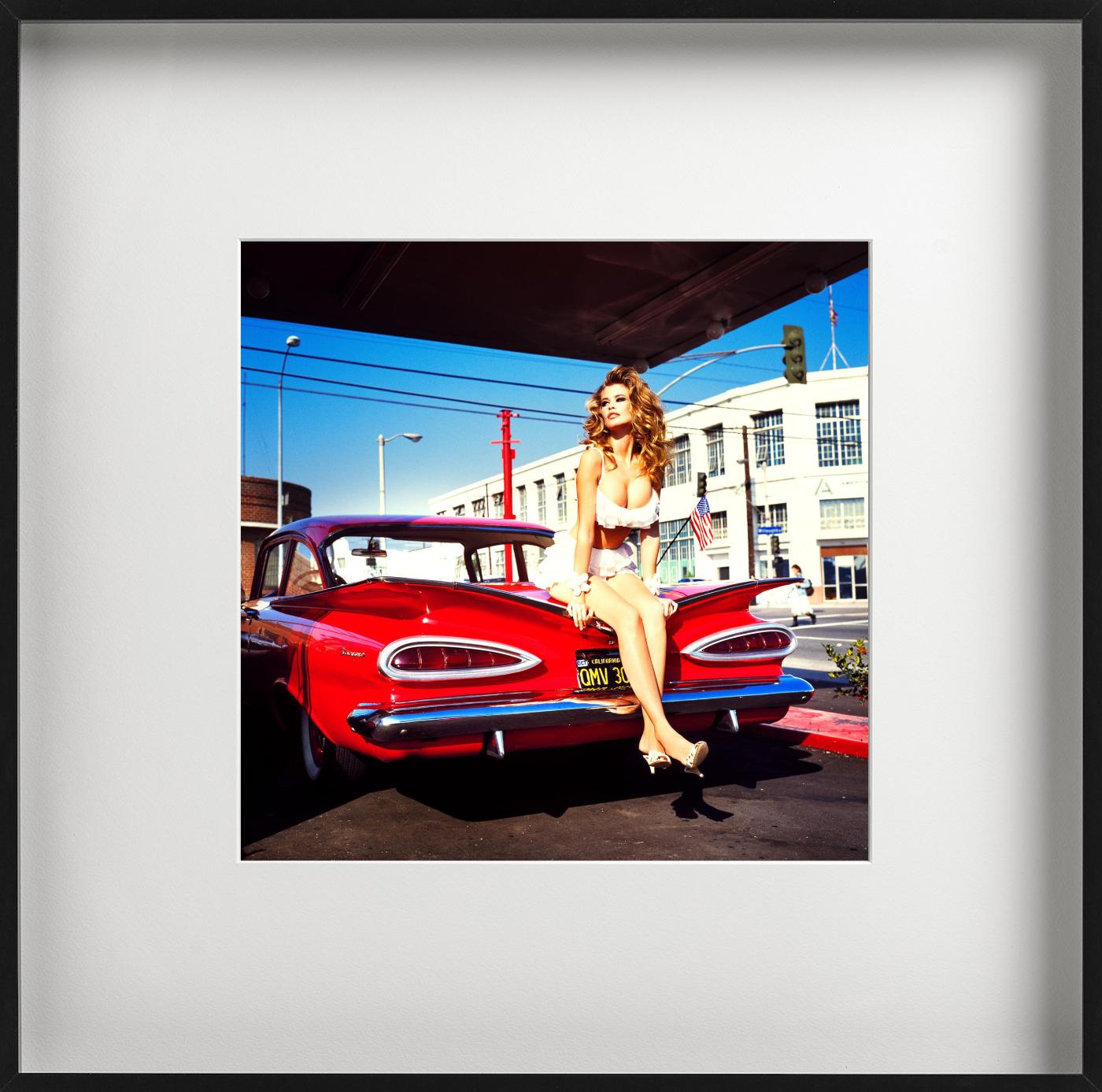 Big in America - Halbakt mit Vintage Chevrolet, Kunstfotografie, 1989 (Zeitgenössisch), Photograph, von Ellen von Unwerth