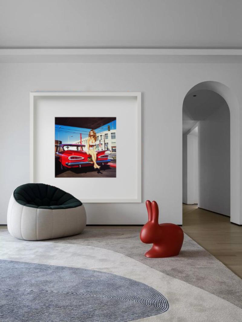 Big in America - Halbakt mit Vintage Chevrolet, Kunstfotografie, 1989 im Angebot 1