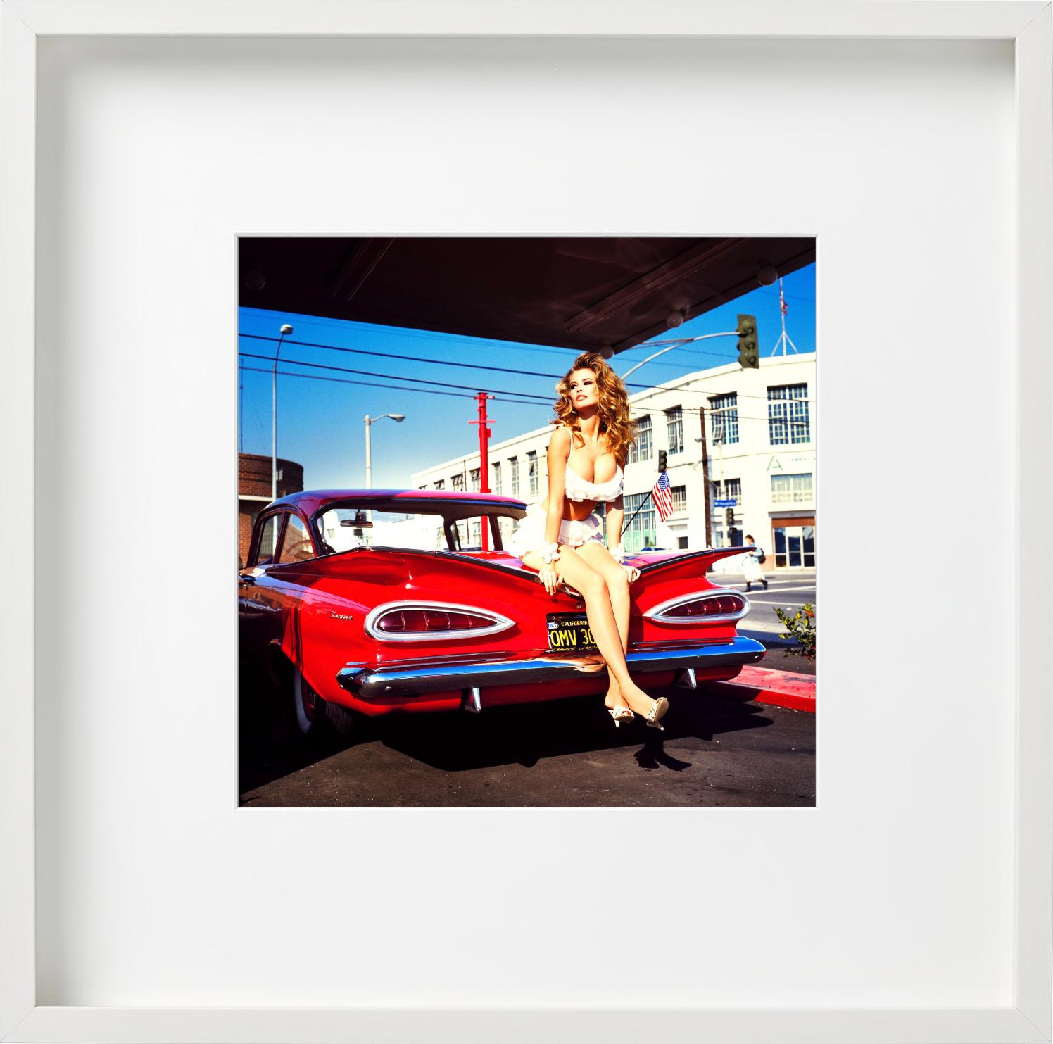 Big in America - Halbakt mit Vintage Chevrolet, Kunstfotografie, 1989 im Angebot 3