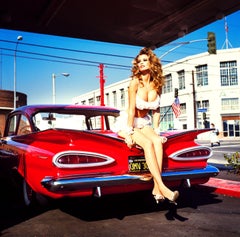 Big in America - Semidesnudo con Chevrolet antiguo, Fotografía artística, 1989