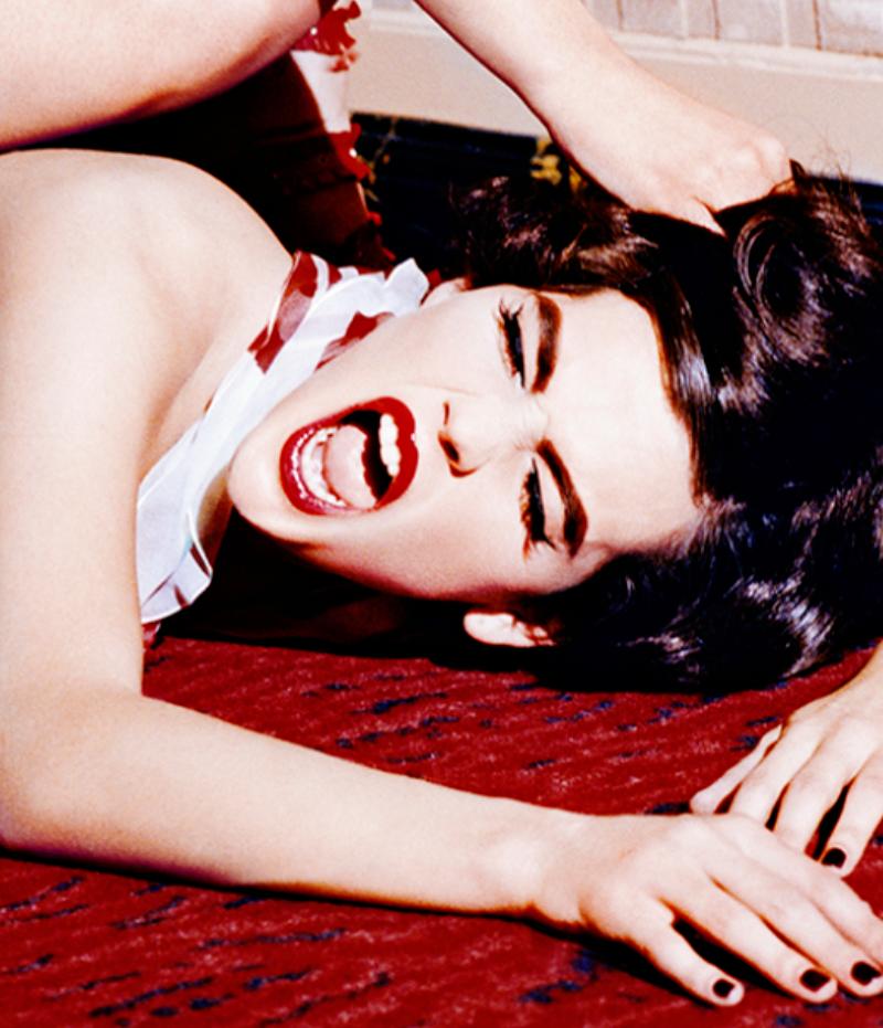Puttana! - Modelle che lottano sul pavimento, Fotografia d'autore, 2014 - Color Photograph Rosso di Ellen von Unwerth