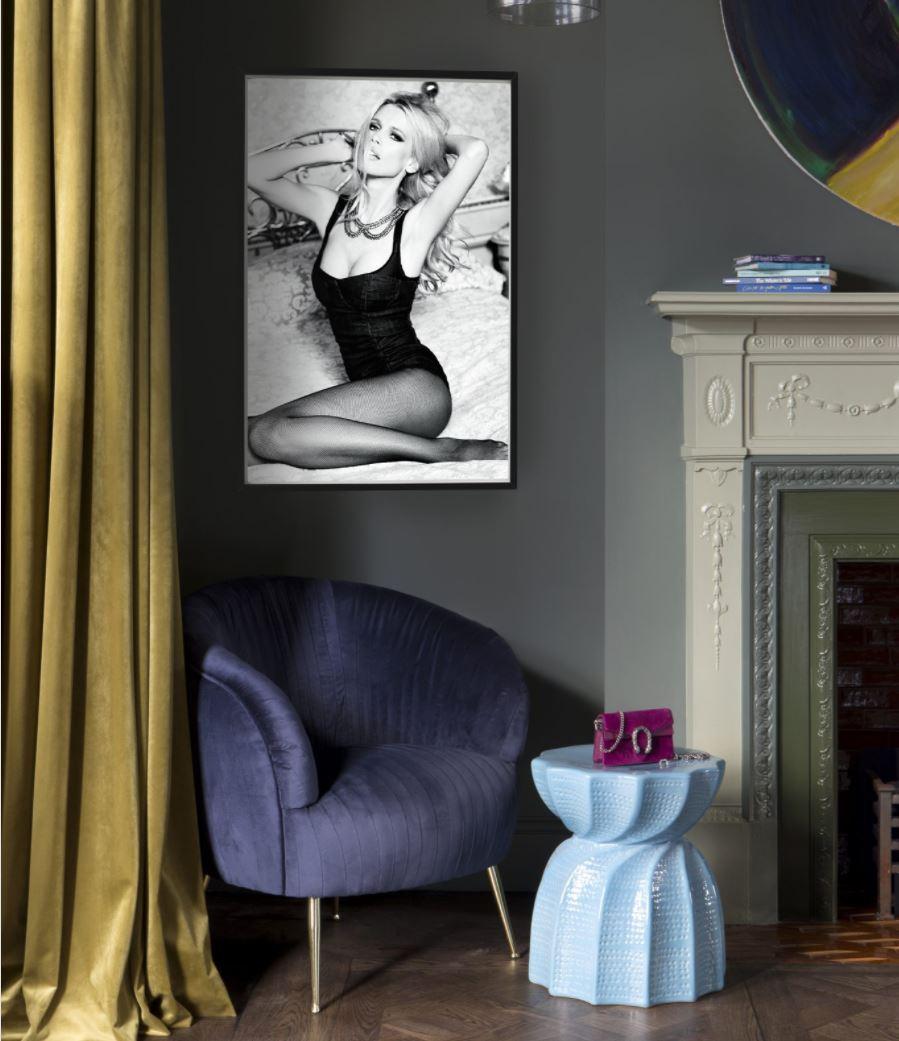 Schwarz-weißes Porträt des Supermodels Claudia Schiffer, die in einem Korsett posiert. – Photograph von Ellen von Unwerth