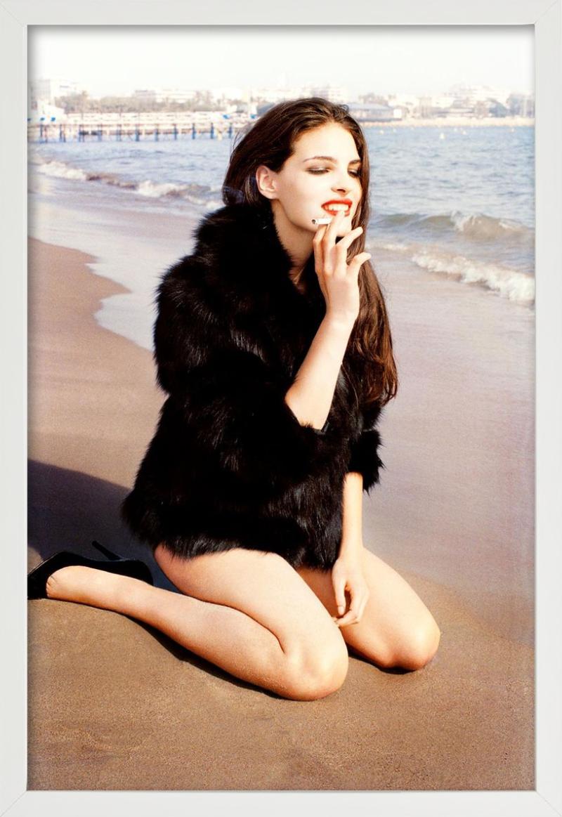 Bojana Panic – Modell in einem Mantel am Strand sitzend, Kunstfotografie, 2015 – Photograph von Ellen von Unwerth