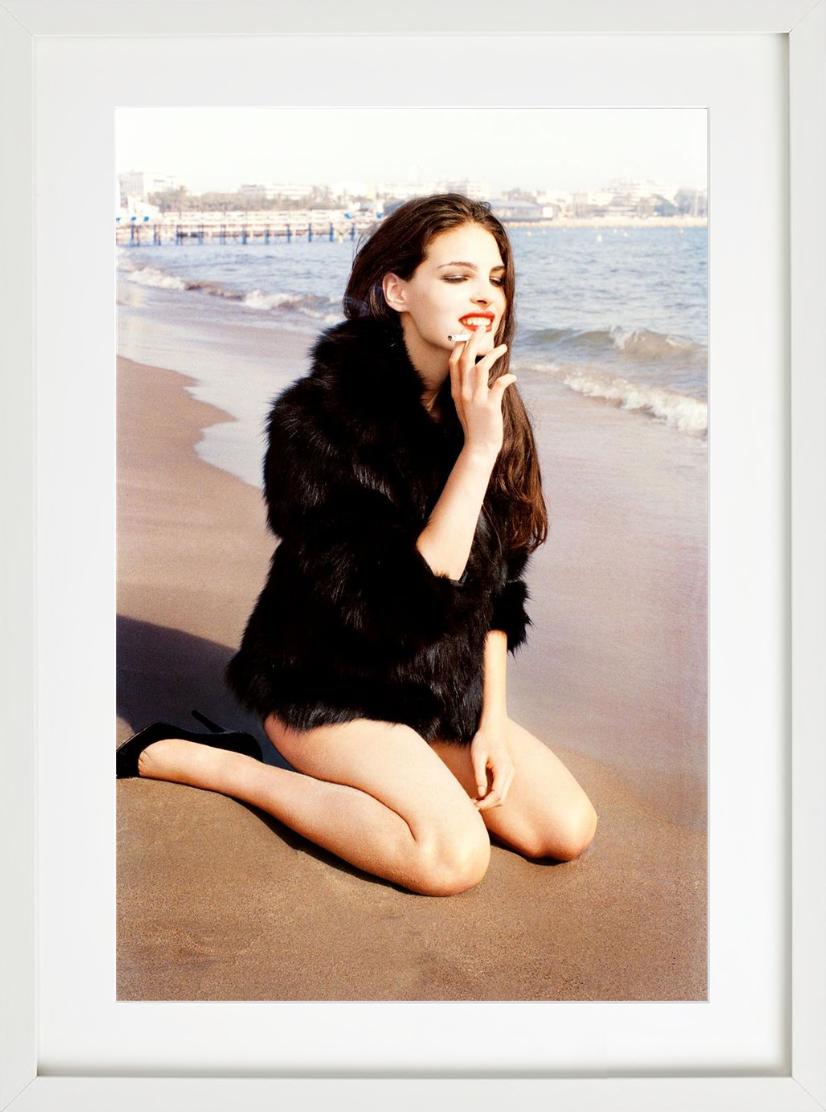 Bojana Panic – Modell in einem Mantel am Strand sitzend, Kunstfotografie, 2015 (Zeitgenössisch), Photograph, von Ellen von Unwerth