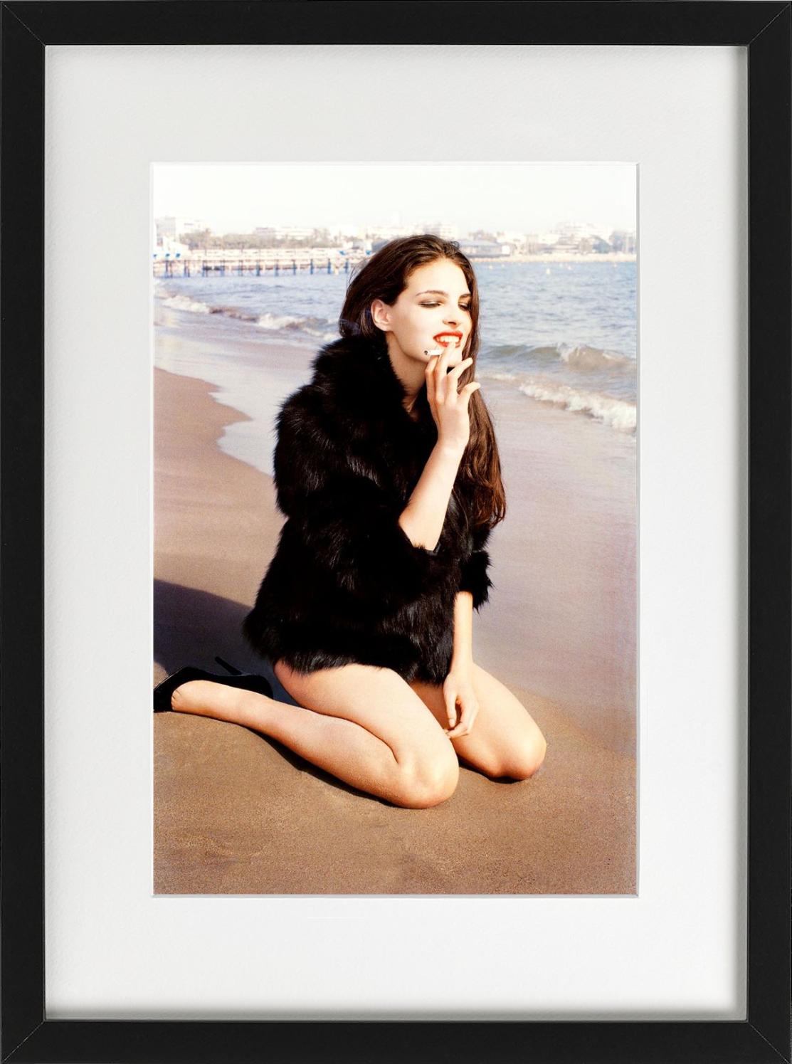 Bojana Panic – Modell in einem Mantel am Strand sitzend, Kunstfotografie, 2015 im Angebot 1