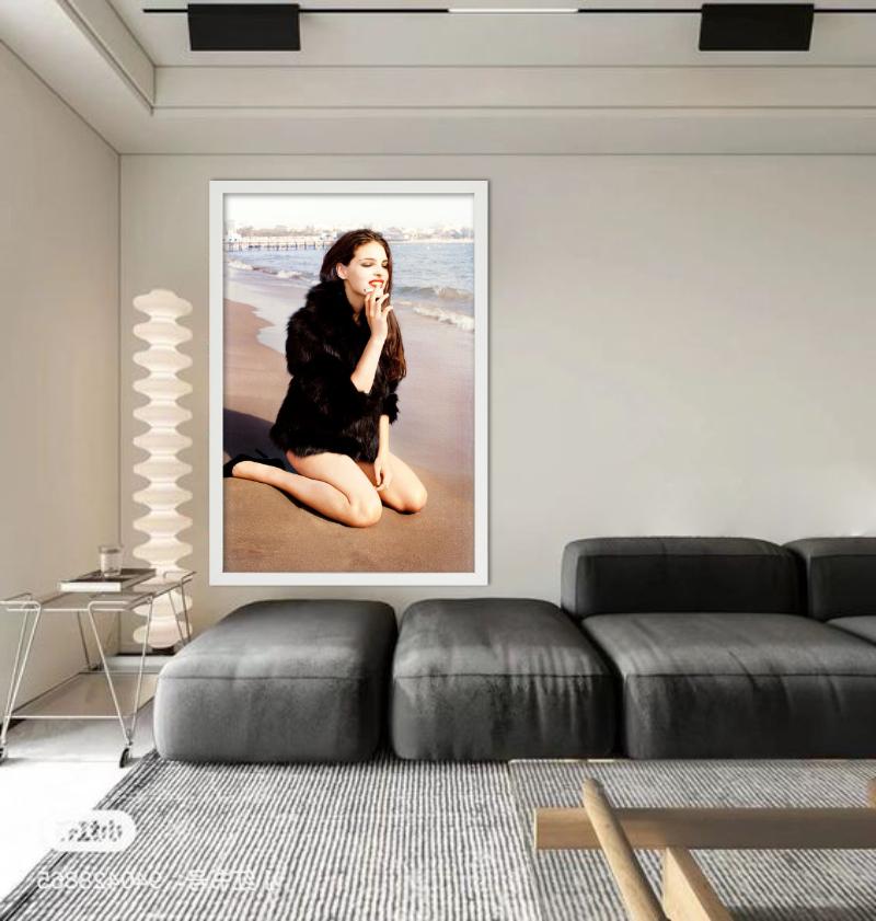 Bojana Panic – Modell in einem Mantel am Strand sitzend, Kunstfotografie, 2015 im Angebot 2