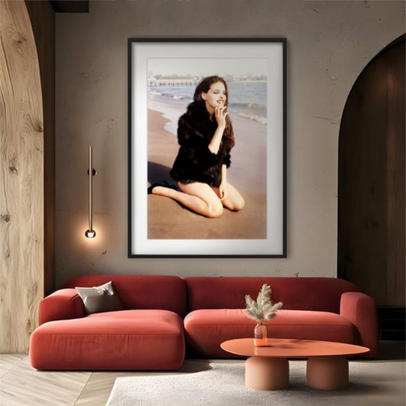 Bojana Panic – Modell in einem Mantel am Strand sitzend, Kunstfotografie, 2015 im Angebot 3