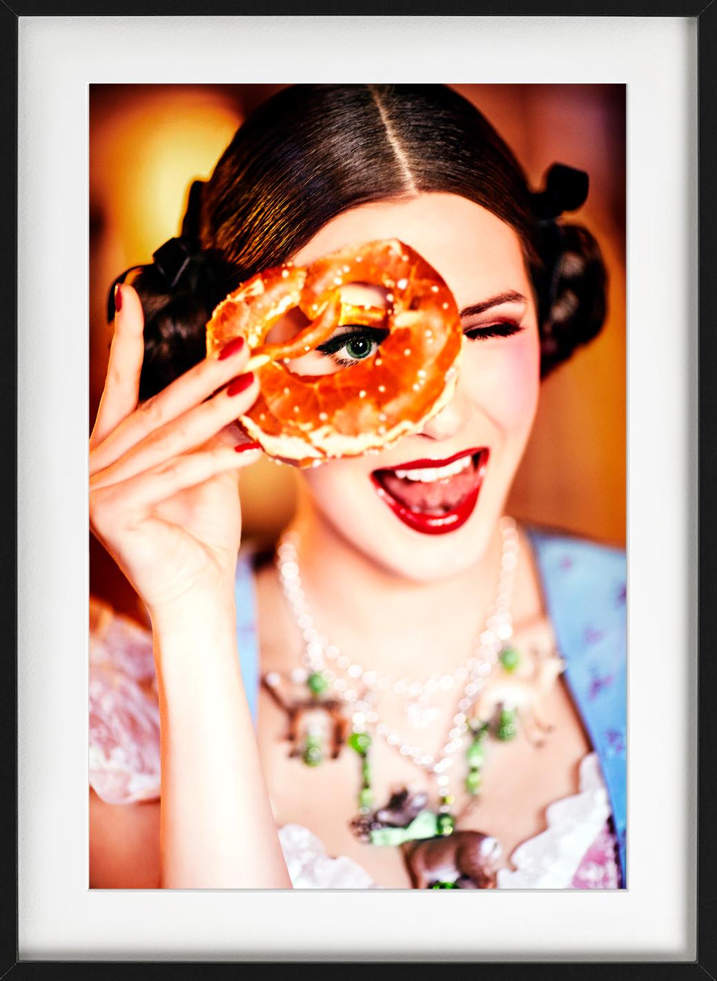Brezel - Ragazza in Dirndl che guarda attraverso un Brezel, Fotografia Fine Arts, 2015 in vendita 5