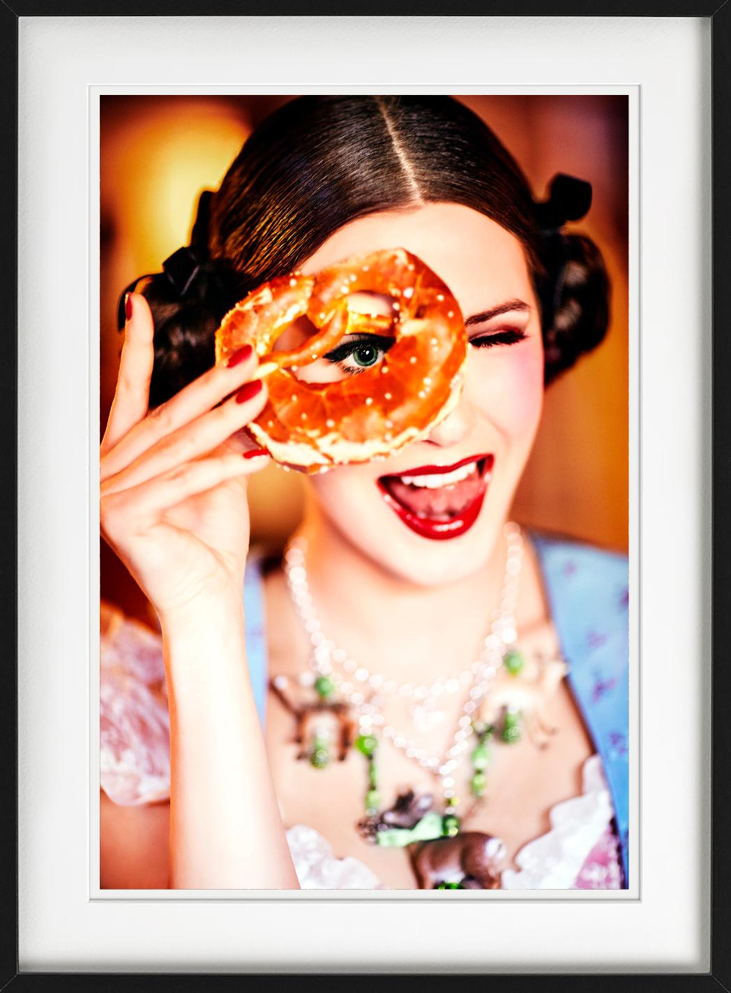 Brezel - Ragazza in Dirndl che guarda attraverso un Brezel, Fotografia Fine Arts, 2015 in vendita 6
