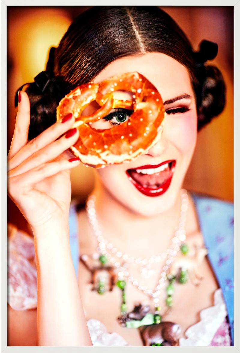 Brezel - Ragazza in Dirndl che guarda attraverso un Brezel, Fotografia Fine Arts, 2015 in vendita 7