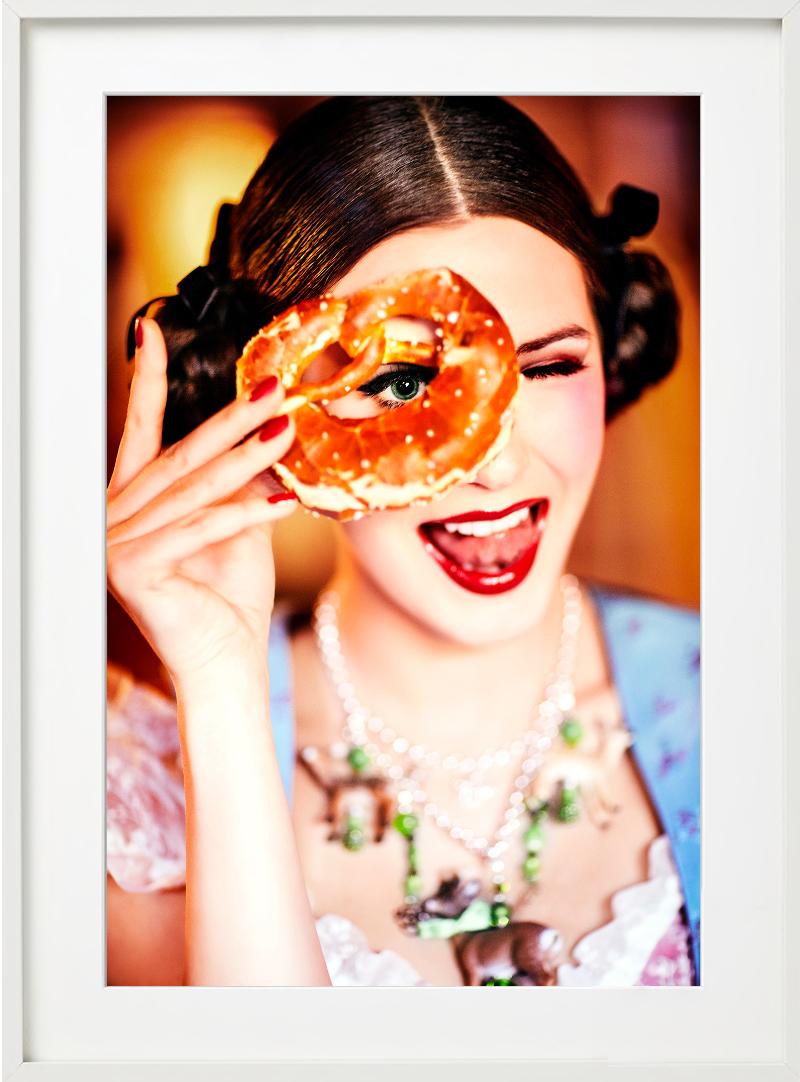 Brezel - Ragazza in Dirndl che guarda attraverso un Brezel, Fotografia Fine Arts, 2015 - Photograph Contemporaneo di Ellen von Unwerth