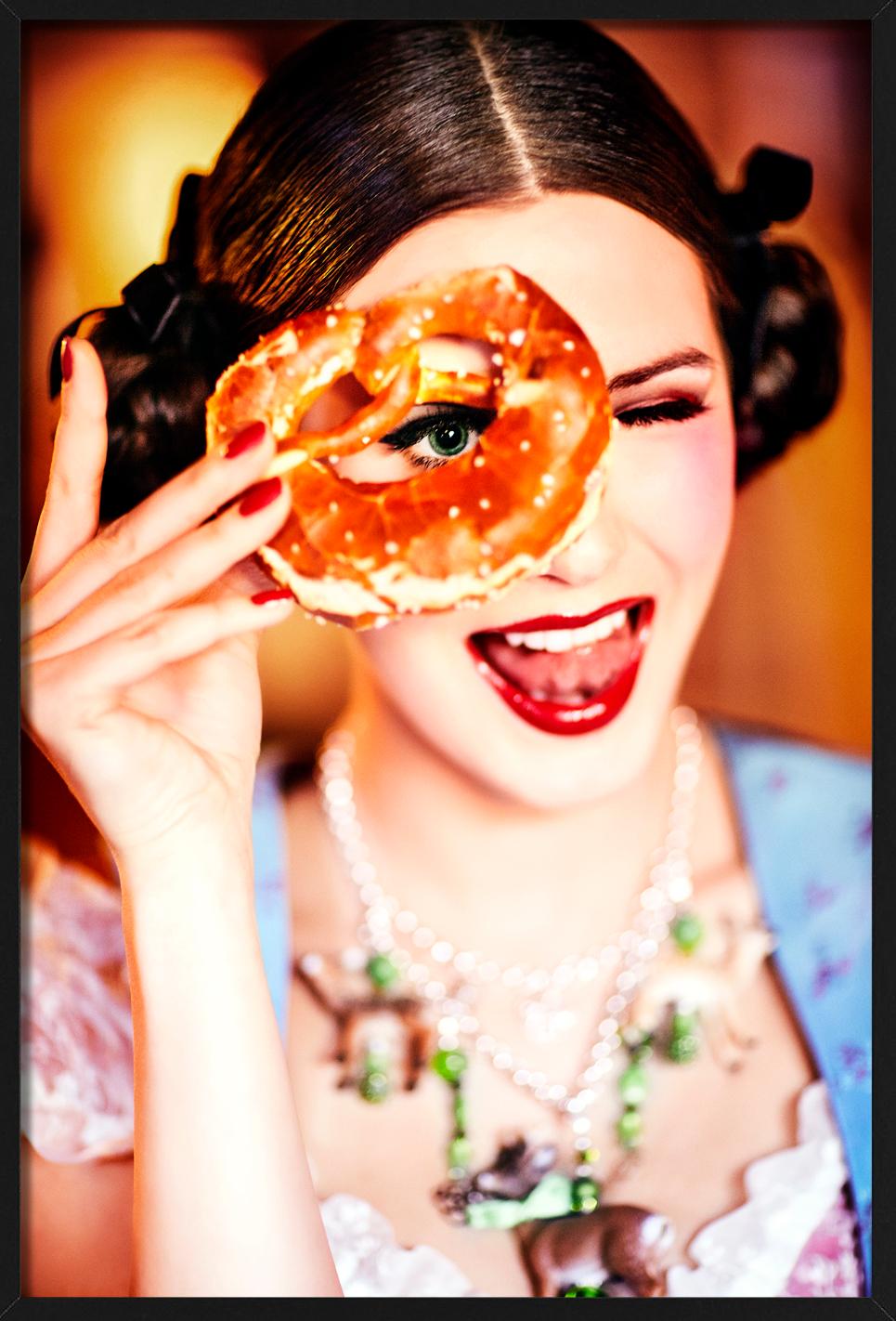 Brezel - Ragazza in Dirndl che guarda attraverso un Brezel, Fotografia Fine Arts, 2015 in vendita 3