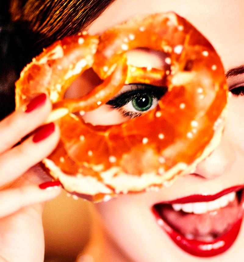 Brezel - Ragazza in Dirndl che guarda attraverso un Brezel, Fotografia Fine Arts, 2015 in vendita 4
