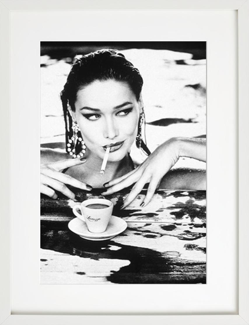 Carla Bruni, Lavazza - Portrait with pool & coffee, fine art photography, 1995 - Photograph by Ellen von Unwerth