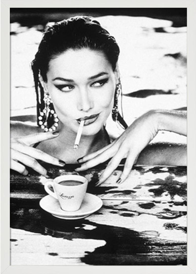 Carla Bruni, Lavazza - Porträt mit Pool und Kaffee, Kunstfotografie, 1995 (Zeitgenössisch), Photograph, von Ellen von Unwerth