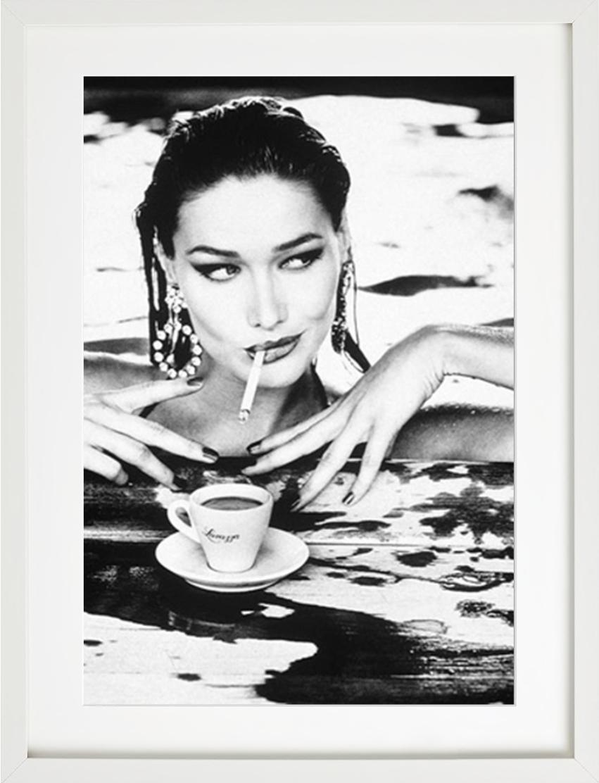 Carla Bruni, Lavazza - Porträt mit Pool und Kaffee, Kunstfotografie, 1995 (Grau), Figurative Photograph, von Ellen von Unwerth