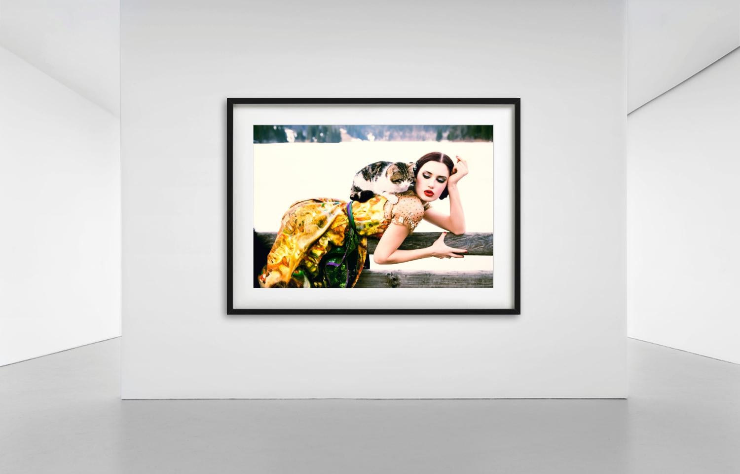 Cat on the back - Heimat, Fine Art Photography, 2015 - Blanc Color Photograph par Ellen von Unwerth