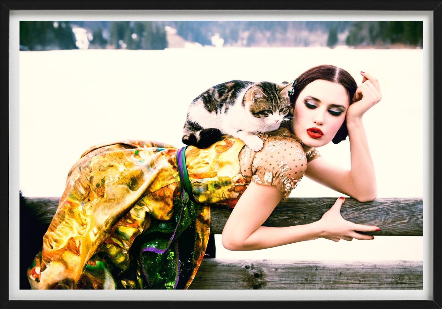 Cat on the back - Heimat, Fine Art Photography, 2015 en vente 1