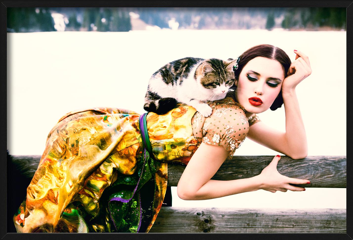 Cat on the back - Heimat, Fine Art Photography, 2015 en vente 2