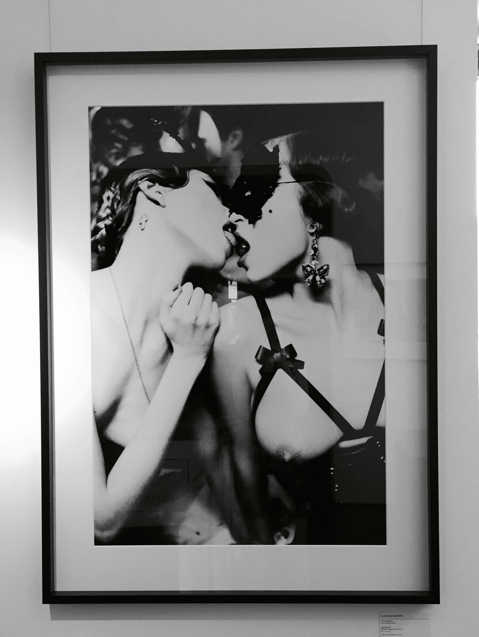 Cherry Kiss – zwei Models mit einer Maske, die sich gegenseitig küssen – Photograph von Ellen von Unwerth