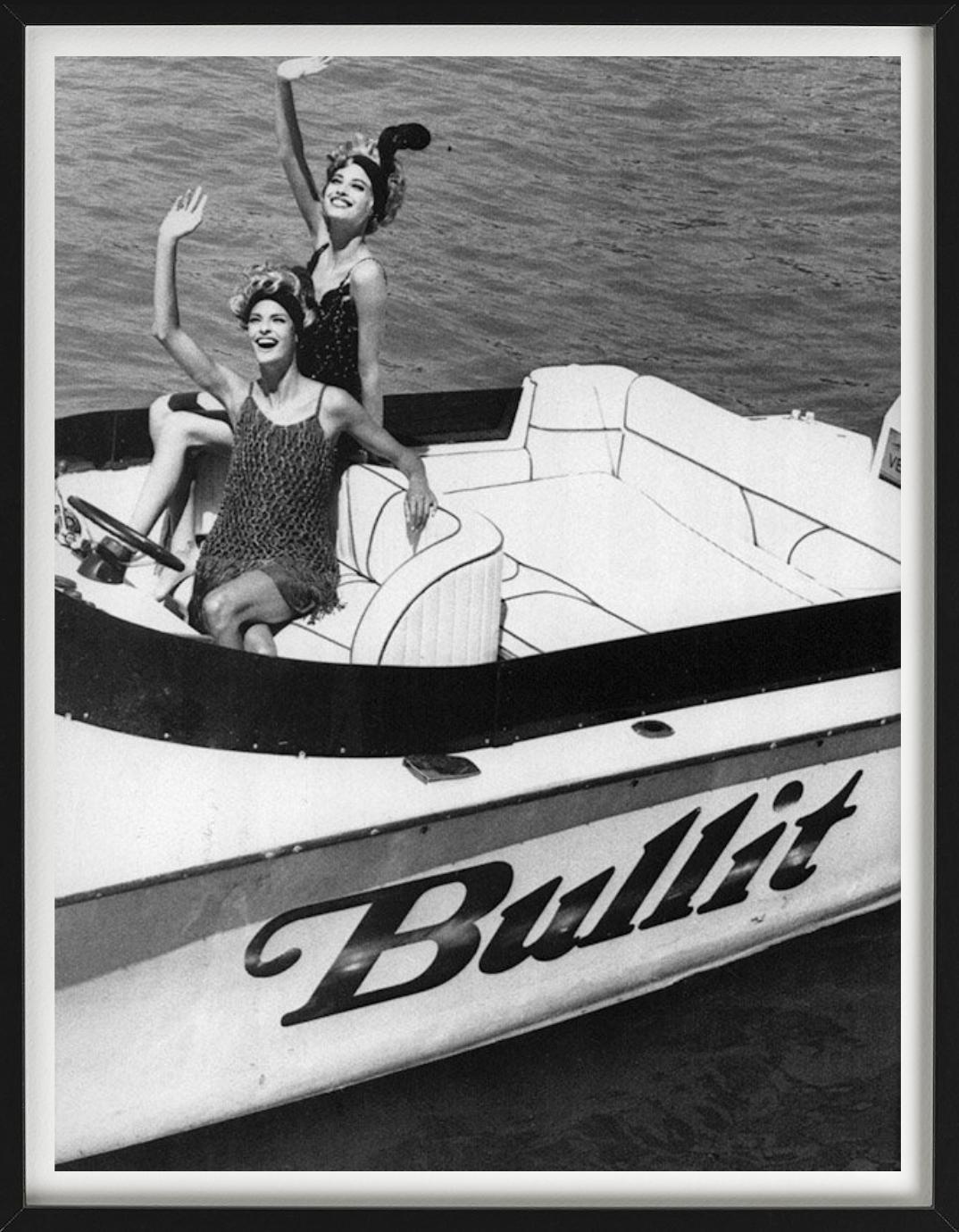 Deux mannequins, noir et blanc, Christy Turlington et Linda Evangelista sur un bateau, photographiées par Ellen von Unwerth.

Tous les tirages sont en édition limitée. Disponible en plusieurs tailles. Encadrement haut de gamme sur demande.

Toutes