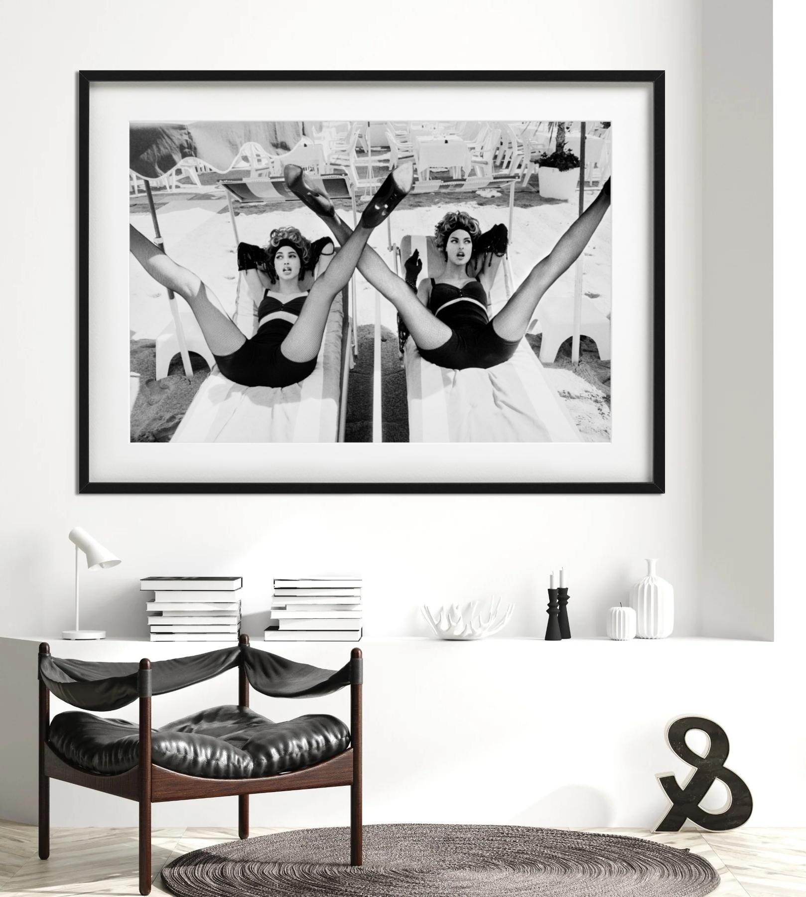 Christy Turlington y Linda Evangelista, Vogue Italia - Fotografía artística, 1990 - Figurative Photograph Gris de Ellen von Unwerth
