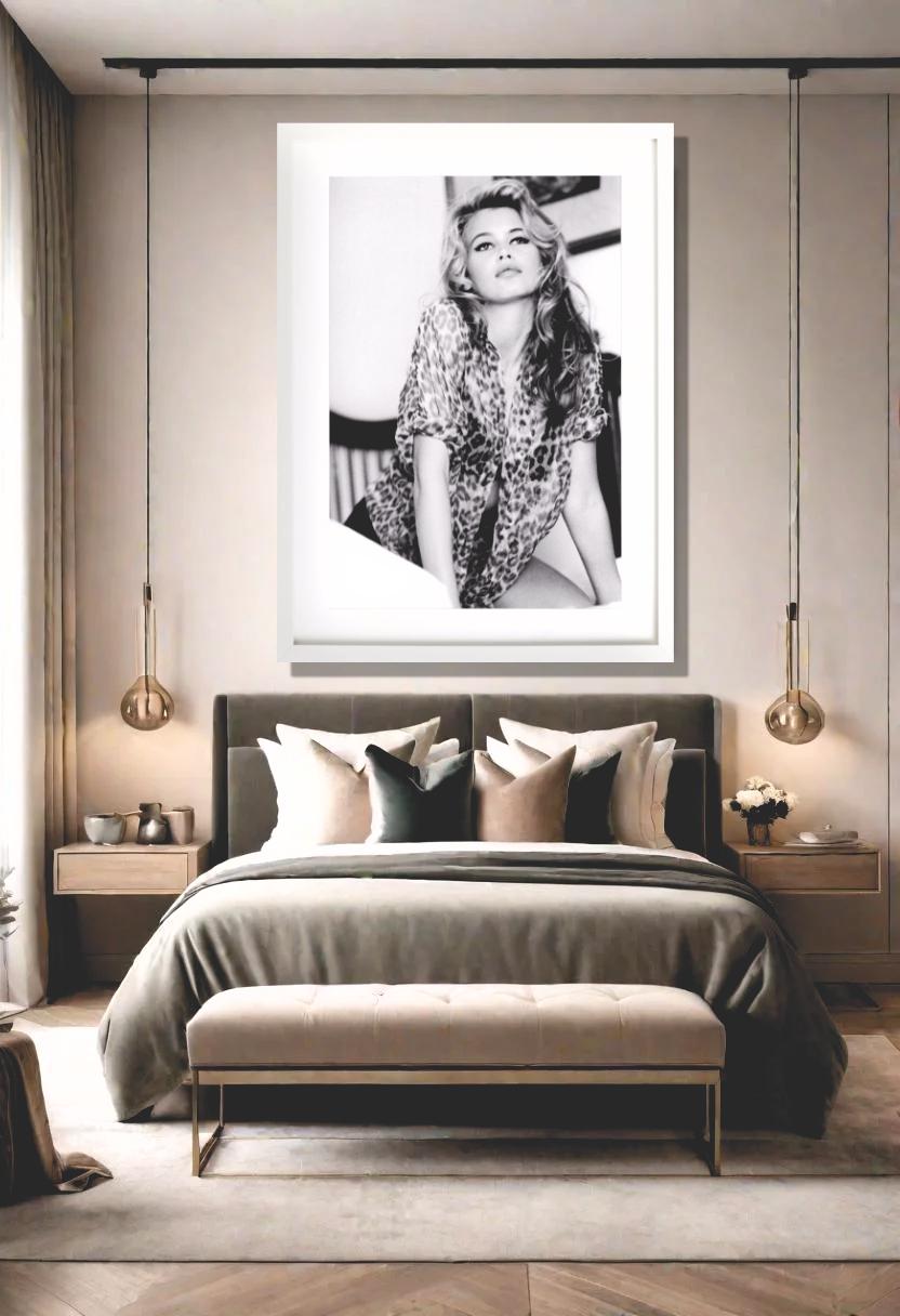 Claudia Schiffers in einer Bluse mit Leopardenmuster, auf einem Bett sitzend. Fotografiert von Ellen von Unwerth für Guess in Marokko im Jahr 1990.

Alle Drucke sind in limitierter Auflage erhältlich. Erhältlich in mehreren Größen. Hochwertige