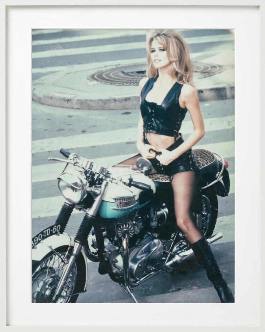 Claudia Schiffers - Hells Angels, Vélo Polaroid, Photographie Fine Art, 1989 - Gris Color Photograph par Ellen von Unwerth