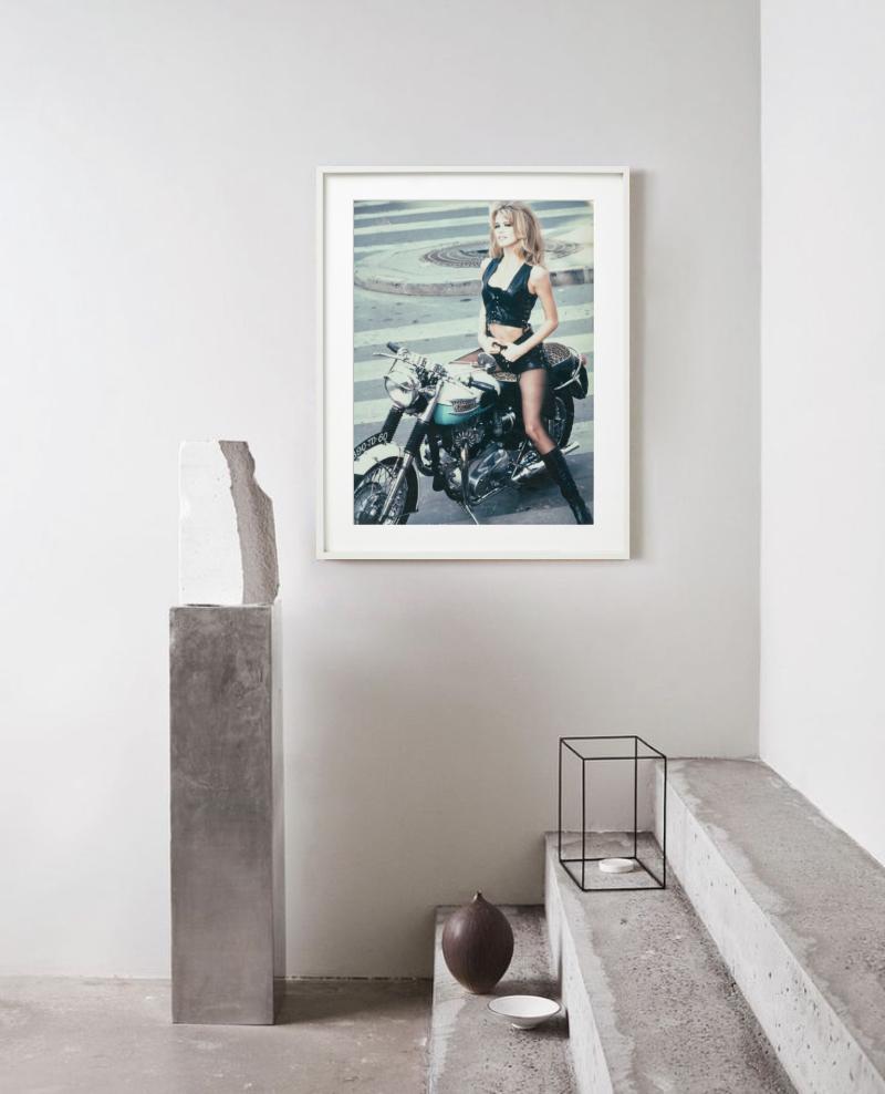 Claudia Schiffers sur une moto, photographiée par Ellen von Unwerth.

Tous les tirages sont en édition limitée. Disponible en plusieurs tailles. Encadrement haut de gamme sur demande.

Toutes les impressions sont réalisées et signées par l'artiste.