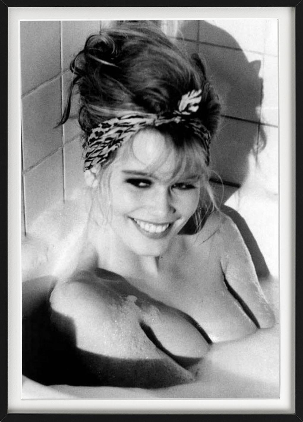 Claudia Schiffer in Bathtub - Gray Black and White Photograph by Ellen von Unwerth