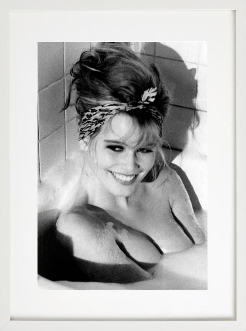 Portrait of supermodel Claudia Schiffer in 60s style with her hair up like Brigitte Bardot.

All prints are limited edition. Available in multiple sizes. High-end framing on request.

All prints are done and signed by the artist. The collector