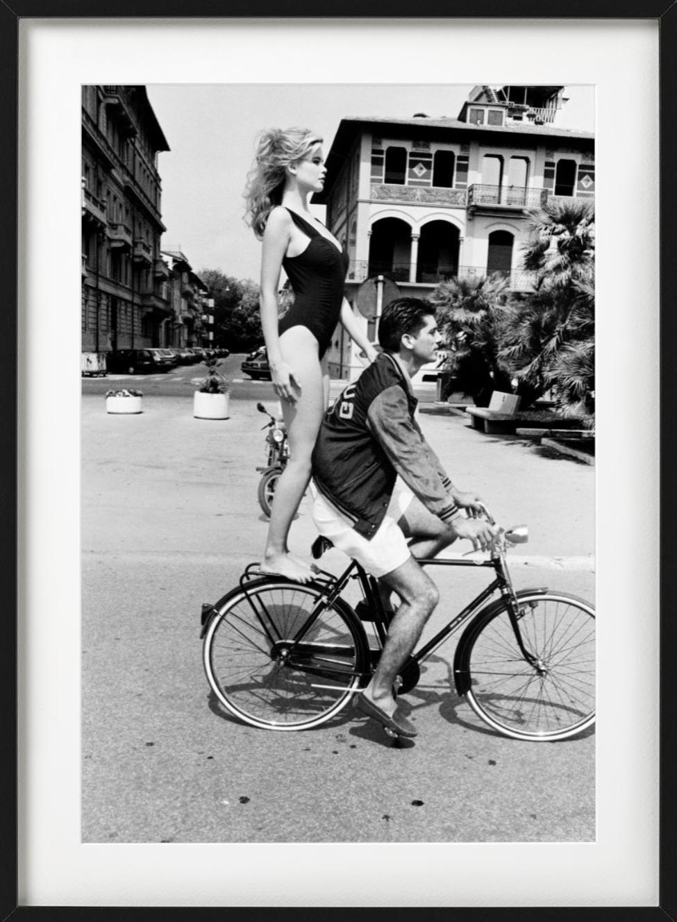 Claudia Schiffer, Pisa 1989 for Guess Jeans - Fine Art Photography, 1989 - Gray Figurative Photograph by Ellen von Unwerth